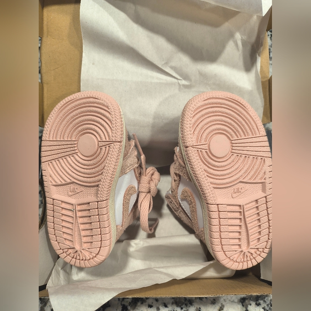 Nike Baby Sneakers in Pink and White Sz 4c - Picture 3 of 10